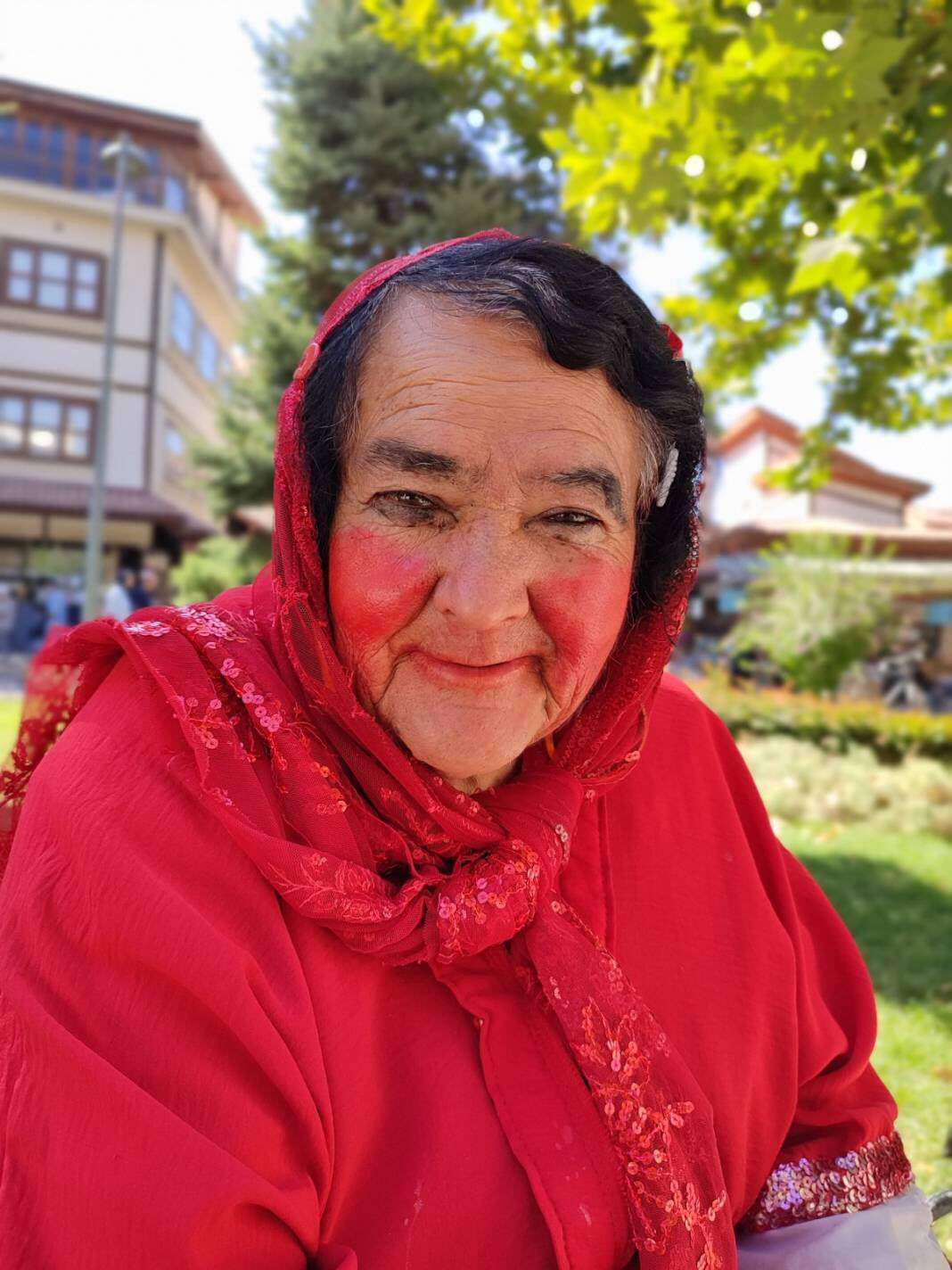 Kırmızılı Kadın'a hüzünlü veda! Konyalılar son yolculuğunda yalnız bırakmadı 9